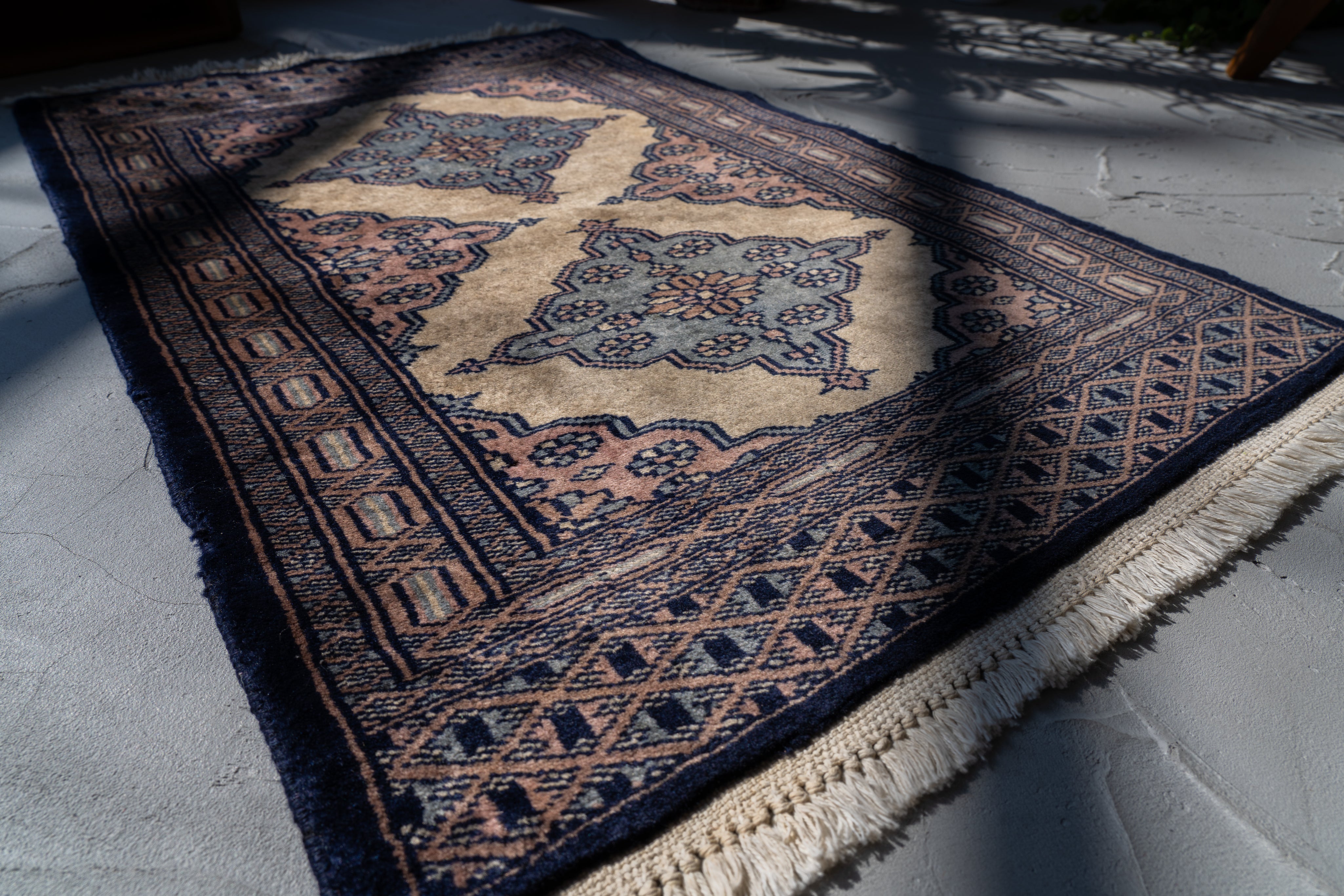 90年代ヴィンテージラグ　パキスタン絨毯　手織りラグ　ベージュ パキスタン産 1990年代 ヴィンテージラグ】手織り絨毯