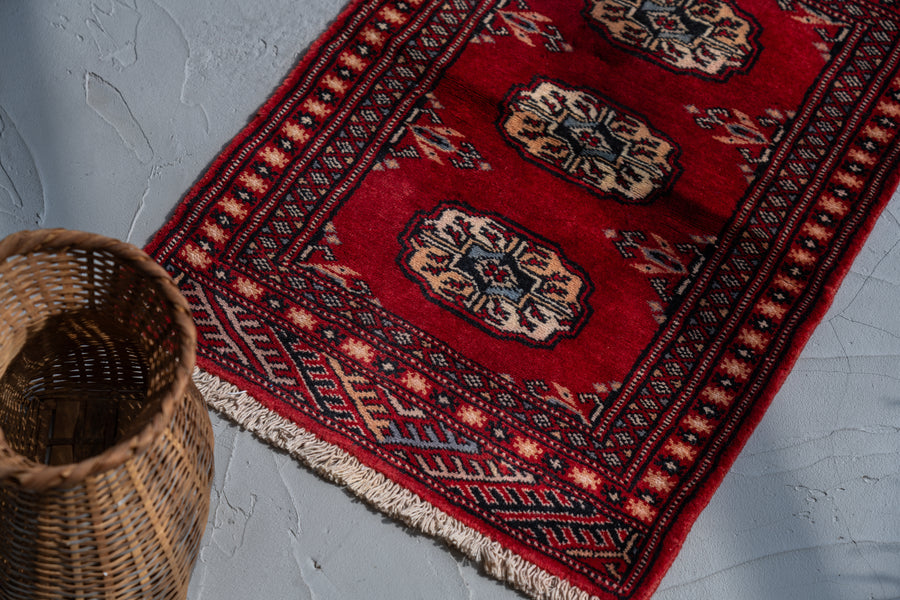 パキスタン産　1980年代　ヴィンテージラグ　パキスタンラグ　ギュル文様　ミニラグ　手織り絨毯　おしゃれなワンポイントラグ　キャビネットに合わせるカーペット