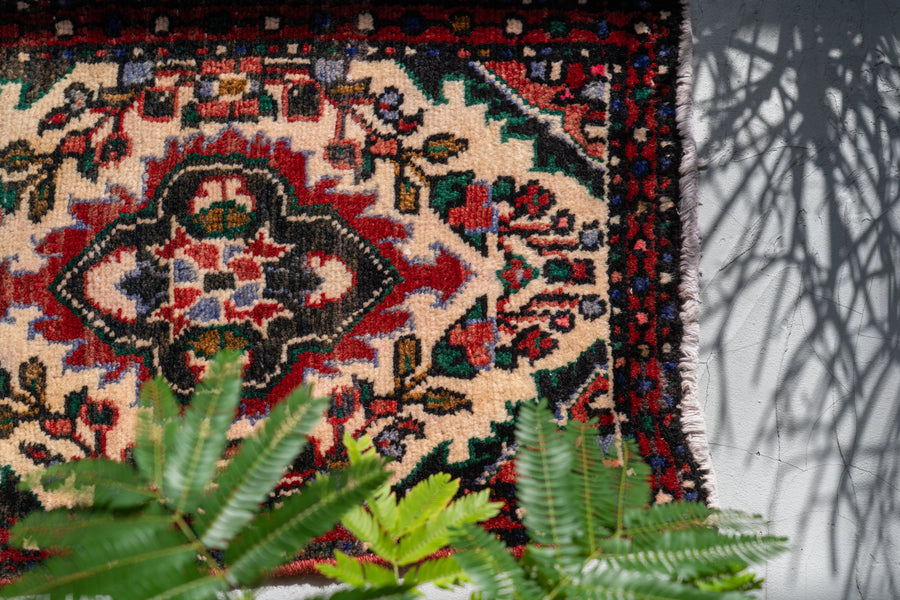 イラン産　1980年代　ペルシャ絨毯　ヴィンテージラグ　お花の絨毯　手織りラグ　玄関先にピッタリなラグ　ミニラグ