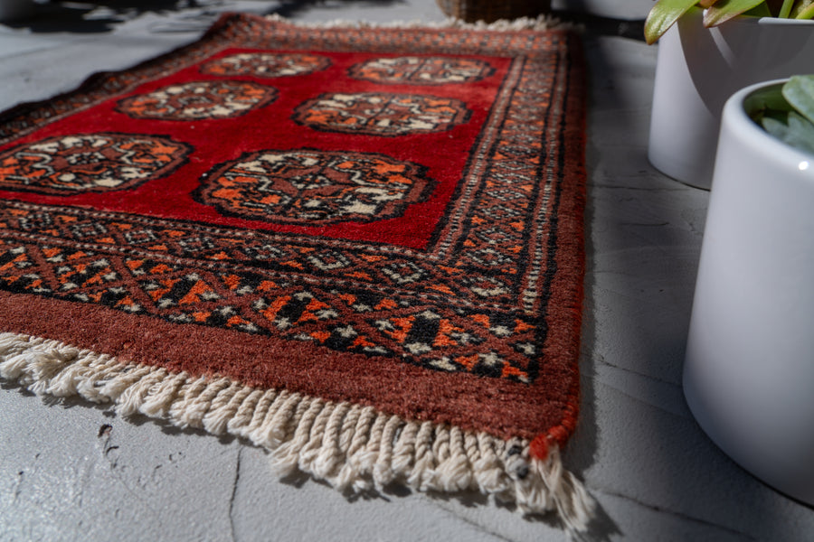 パキスタン産　1980年代　ヴィンテージラグ　パキスタンラグ　ギュル文様　手織りの絨毯　ちょこっとしたおしゃれで可愛いミニラグ　おしゃれなキャビネットにピッタリなラグ