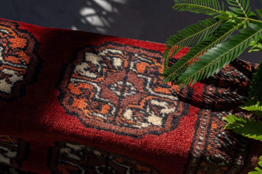 パキスタン産　1980年代　ヴィンテージラグ　パキスタンラグ　ギュル文様　手織りの絨毯　ちょこっとしたおしゃれで可愛いミニラグ　おしゃれなキャビネットにピッタリなラグ