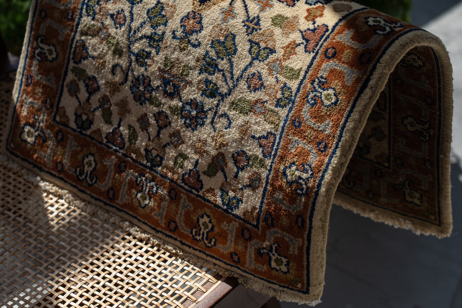 インド産　1980年代　ヴィンテージラグ　華々しい可愛い絨毯　厚みがしっかりのギャッベラグ　玄関や姿見前にピッタリなサイズ　おしゃれインテリア雑貨　ミニラグ