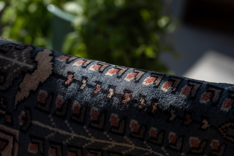 パキスタンラグ　1980年代　ヴィンテージラグ　ミフラーブデザインにツリー・オブ・ライフ　生命の樹　キラキラと光沢が綺麗なミニラグ　本物の手織り絨毯