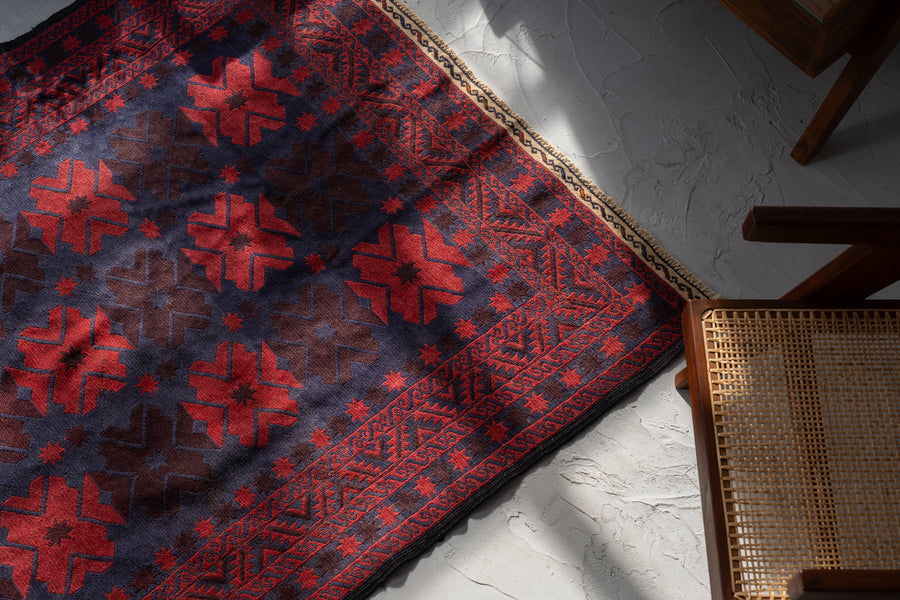 アフガニスタン産　2000年代　ヴィンテージラグ　キリム　バルーチ族が織るトライバルラグ　手織り絨毯　お花モチーフのデザイン　リビングにピッタリな大きなラグ　シンプルな配色で敷きやすい絨毯　ヴィンテージラグ専門店amaleh　通販