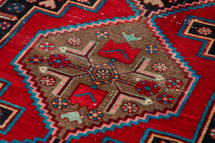 ヴィンテージラグ　ペルシャ絨毯　アルデビル　トライバルラグ 今回はトライバルラグを展示している壁面だけを展示替えしてみました