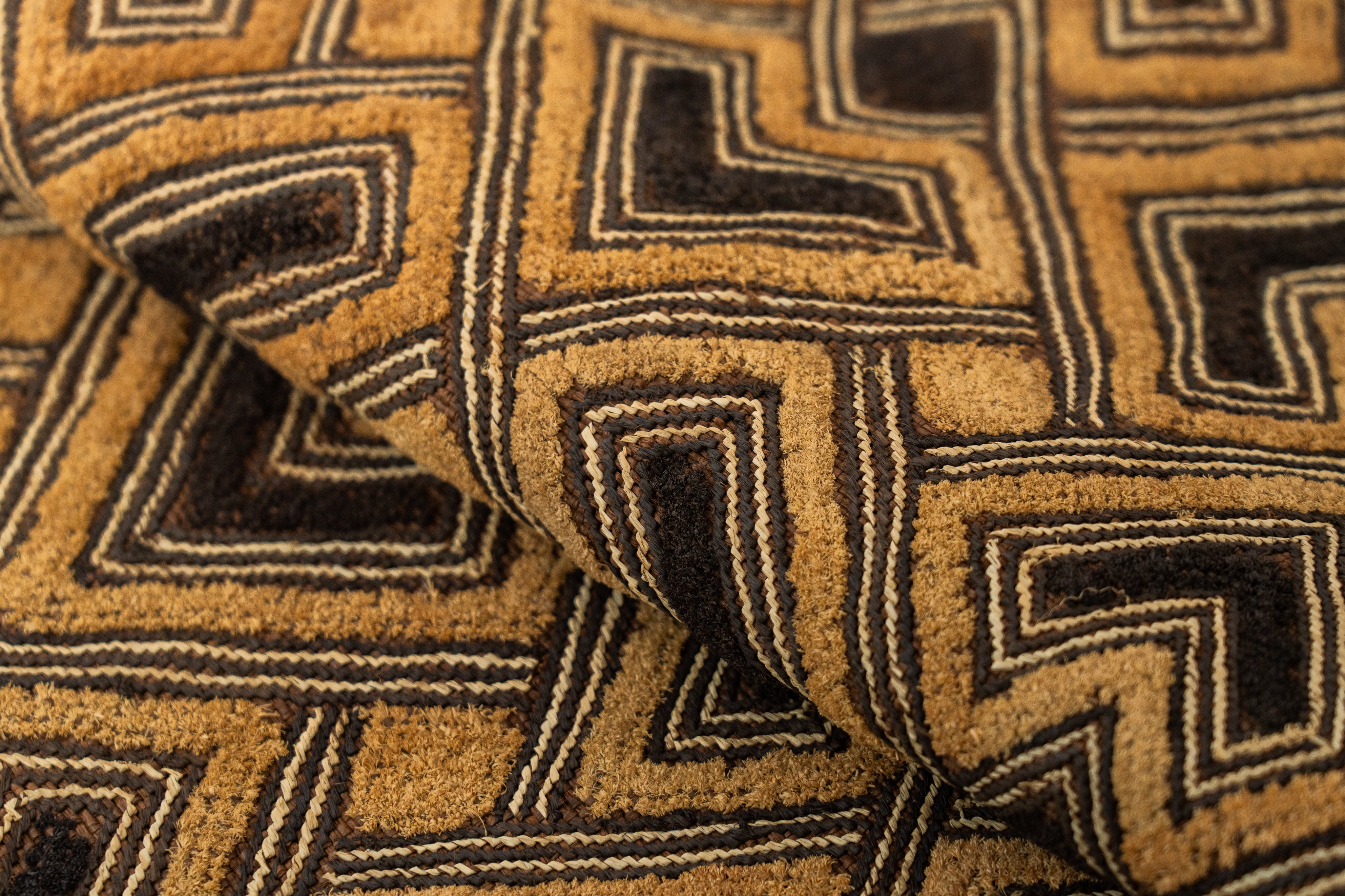 クバ王国伝統のクバクロス-KUBA TEXTILES】クバ布-草ビロード