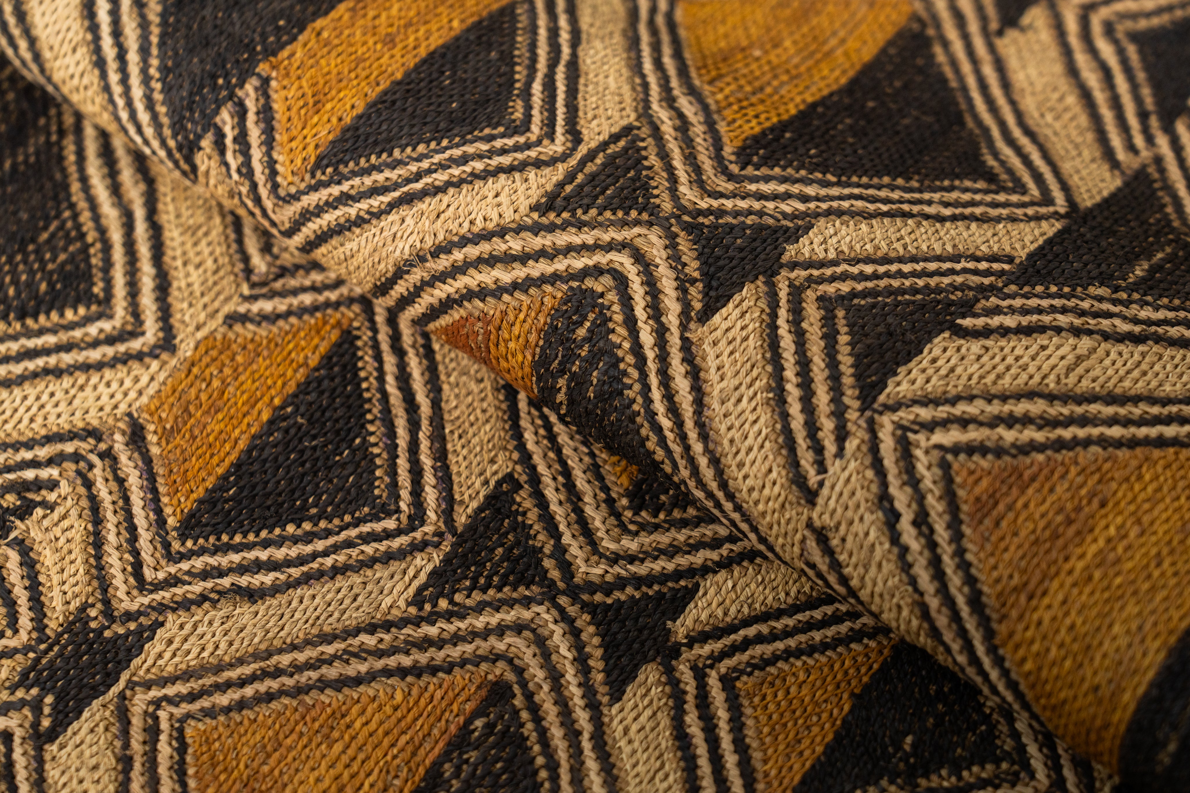 クバ王国伝統のクバクロス-KUBA TEXTILES】クバ布-草ビロード